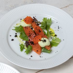 Rimet laks og ørredrogn. Hertil urteskum, maltstøv, persilleolie og brøndkarse